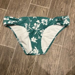 Medium bathing suit bottoms